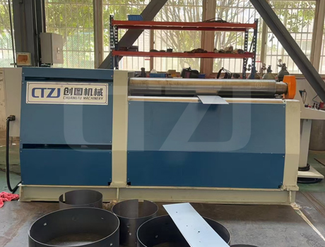 小型四輥卷板機(jī)